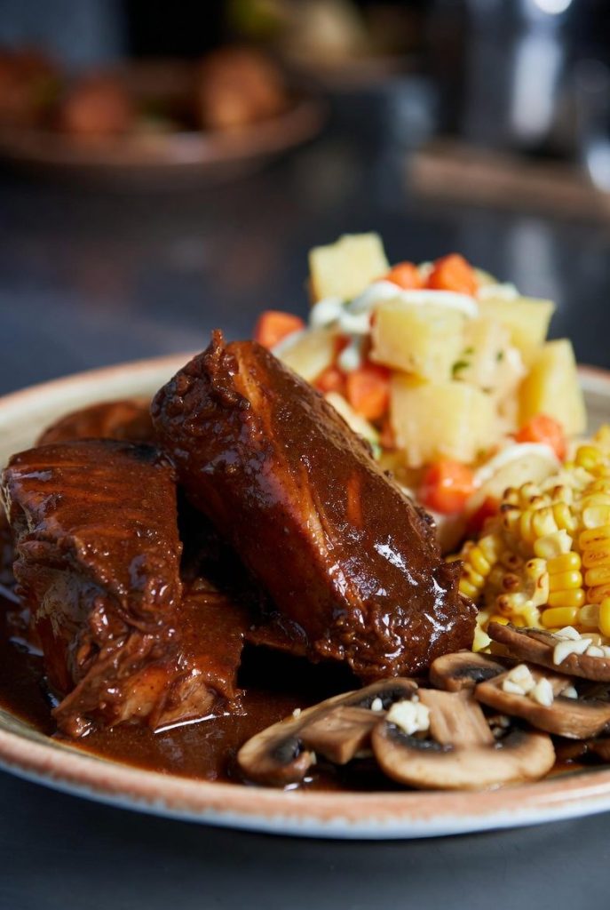 Chancho a la Olla, Guarnecido Con Ensalada de Papas, Mote y Hongos