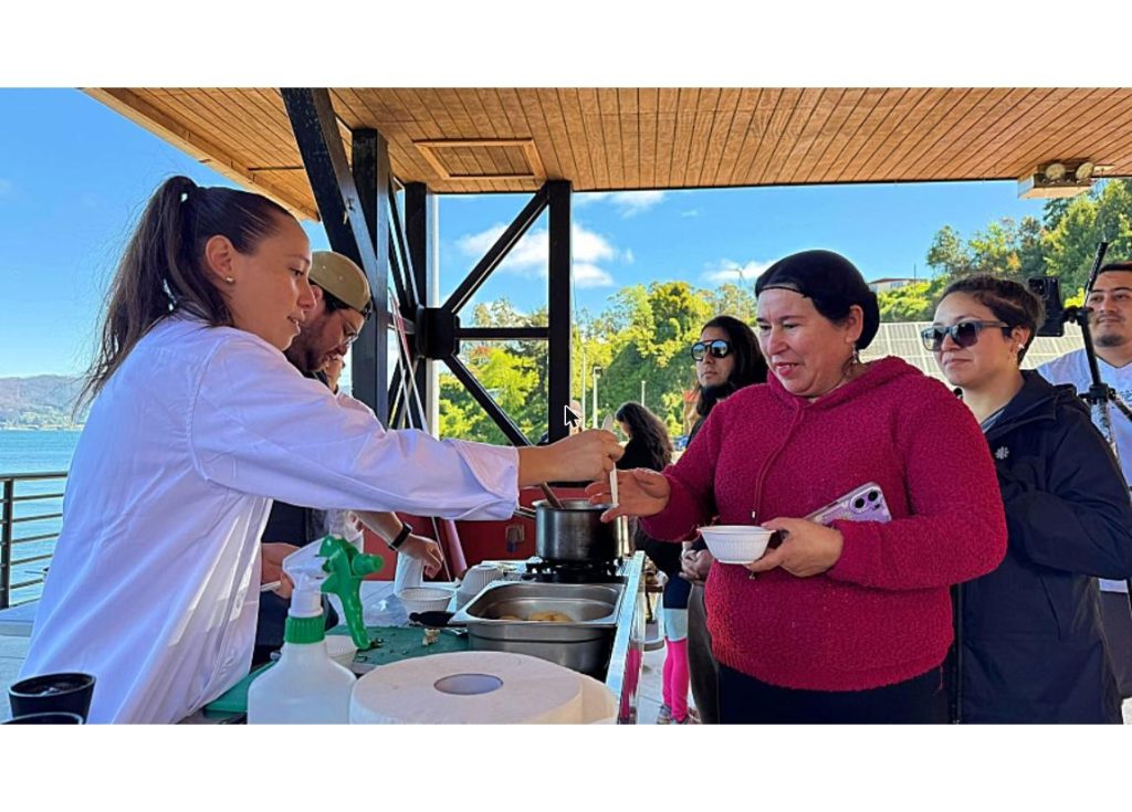Reconocimiento al Chef Carlos Labrin por su trayectoria en gastronomía regional